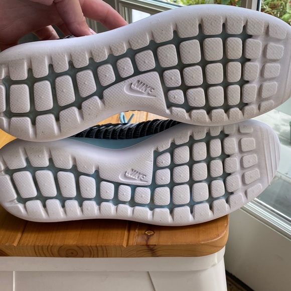 Nike Womens Roshe Two Flyknit Sneakers - Picture 6 of 6